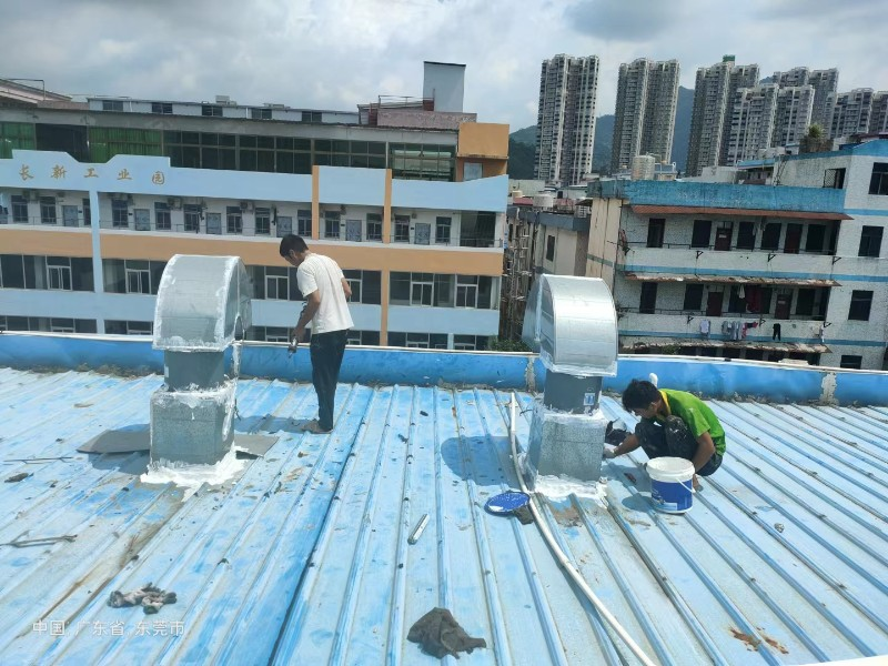 江岸钢结构屋面涂料维修方法